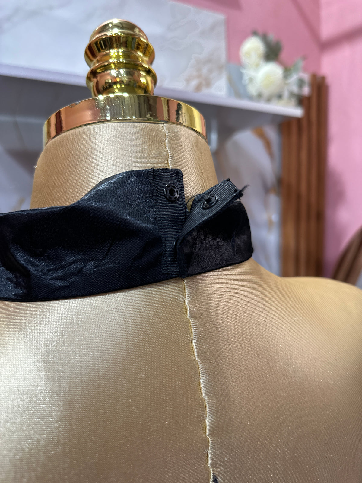Top corto negro y transparente con cuello de camisa y una corbata incorporada