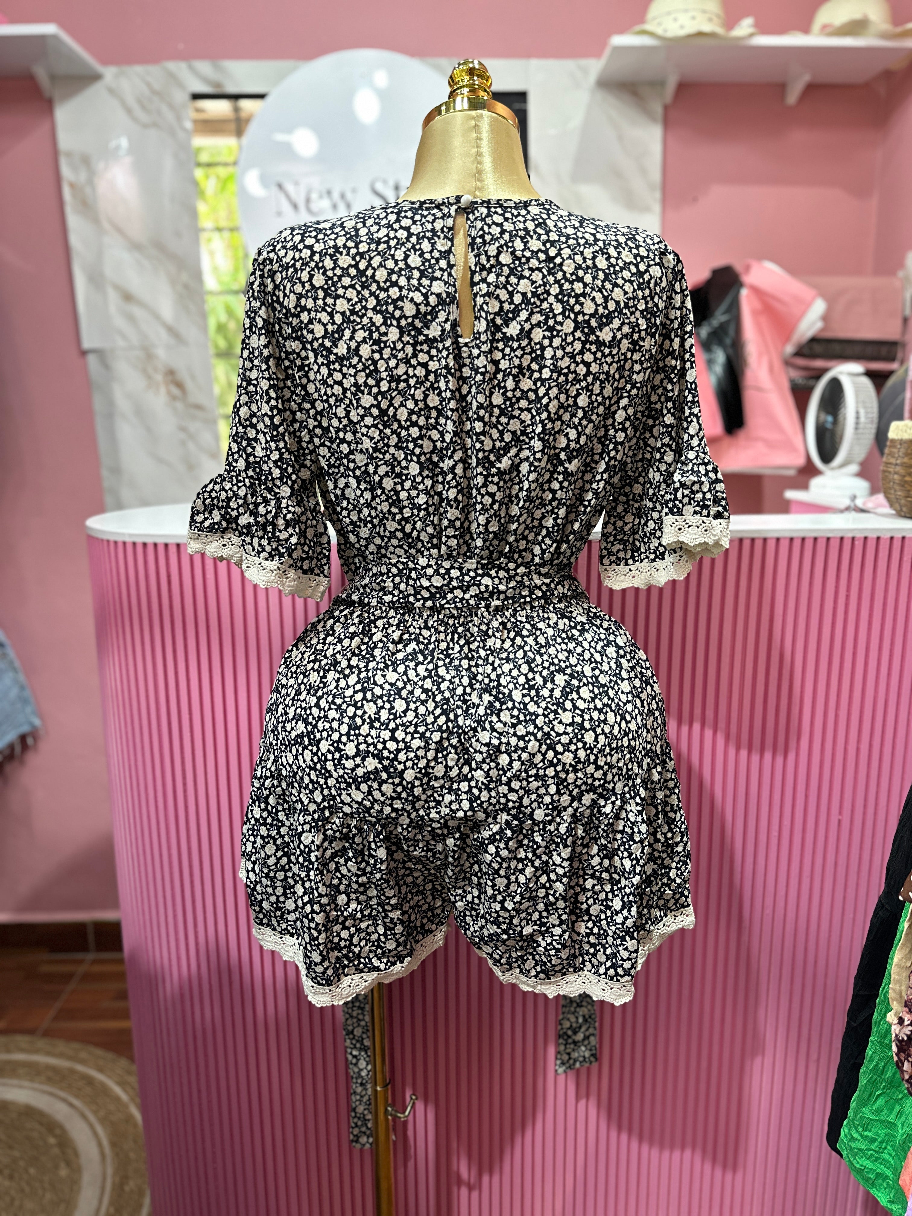 Jumpsuit corto con estampado floral y encaje
