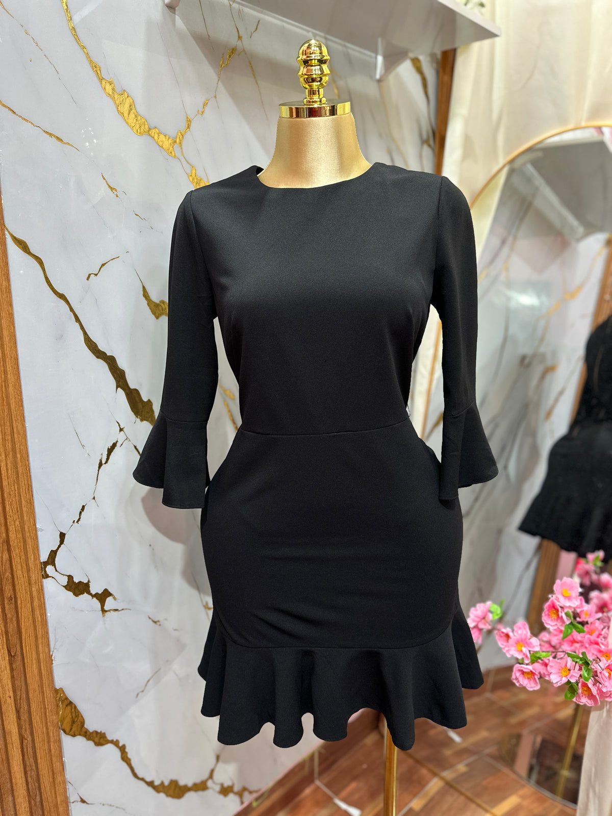 Vestido corto elegante IVANKA TRUMP color negro entallado destaca por sus mangas acampanadas