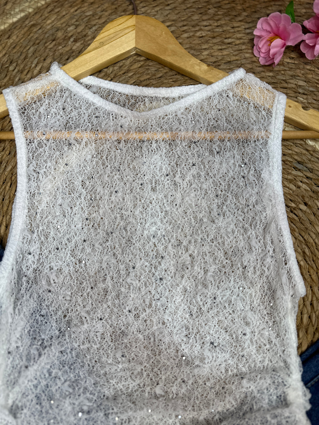 Blusa blanca de encaje suave