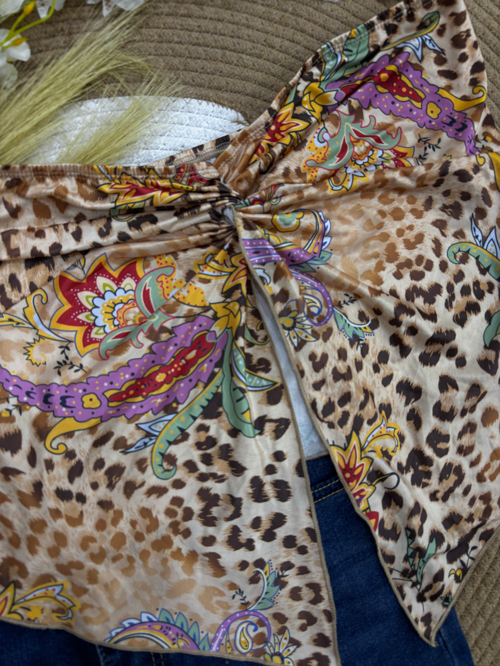 Top de moda con estampado animado y animal print