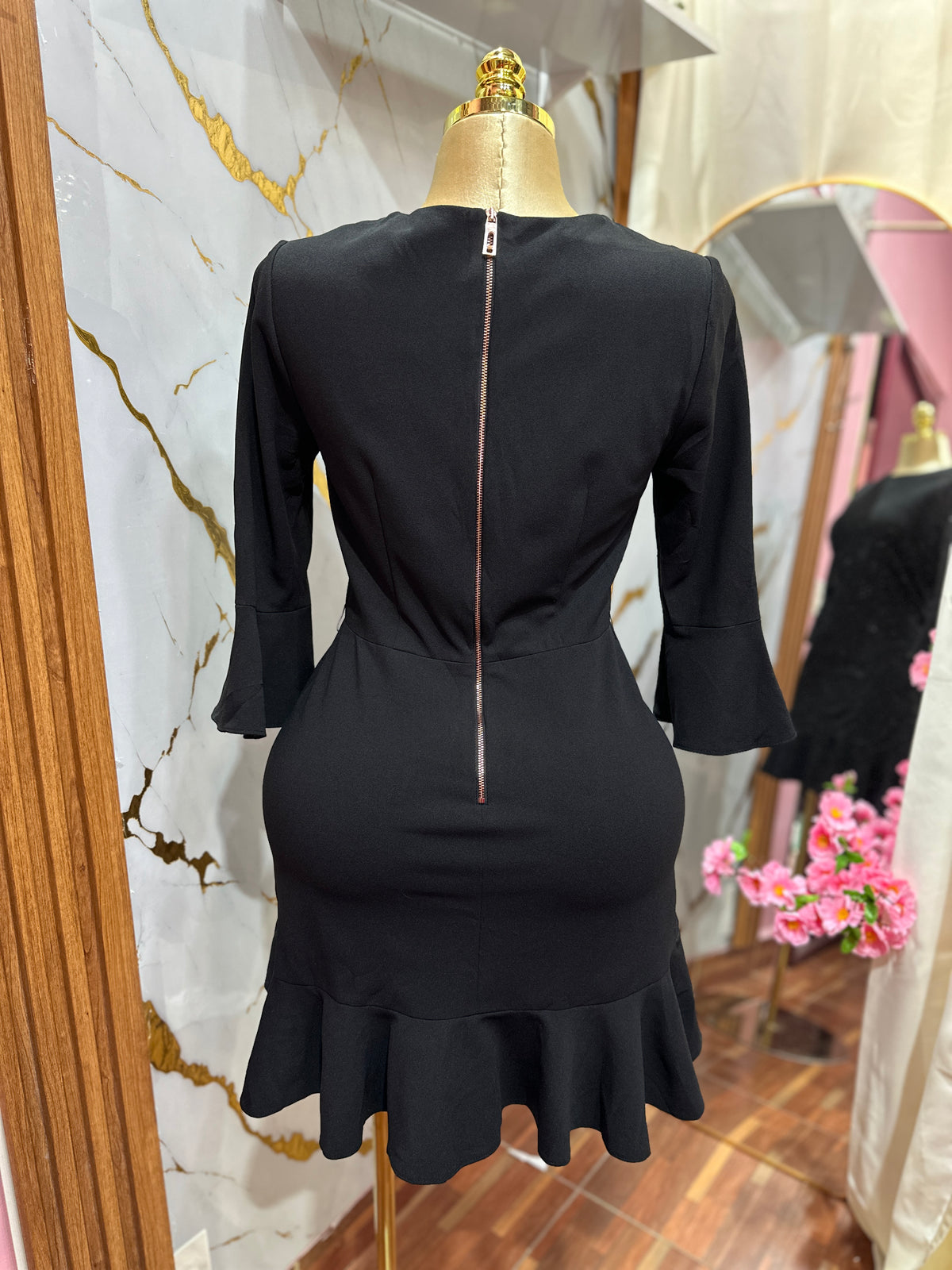 Vestido corto elegante IVANKA TRUMP color negro entallado destaca por sus mangas acampanadas