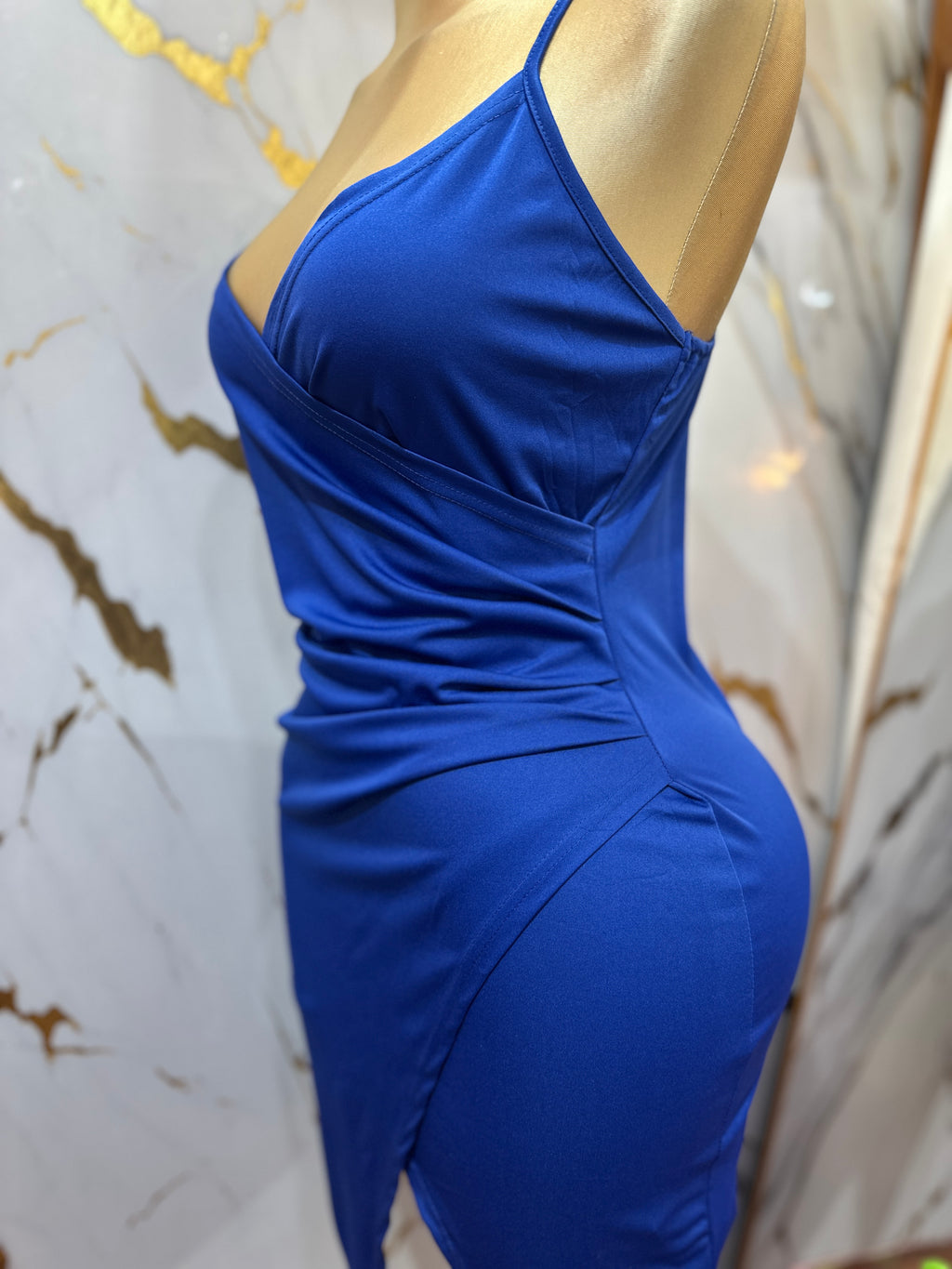 Vestido Corto azul rey presenta un diseño cruzado con drapeado asimétrico y tirantes finos