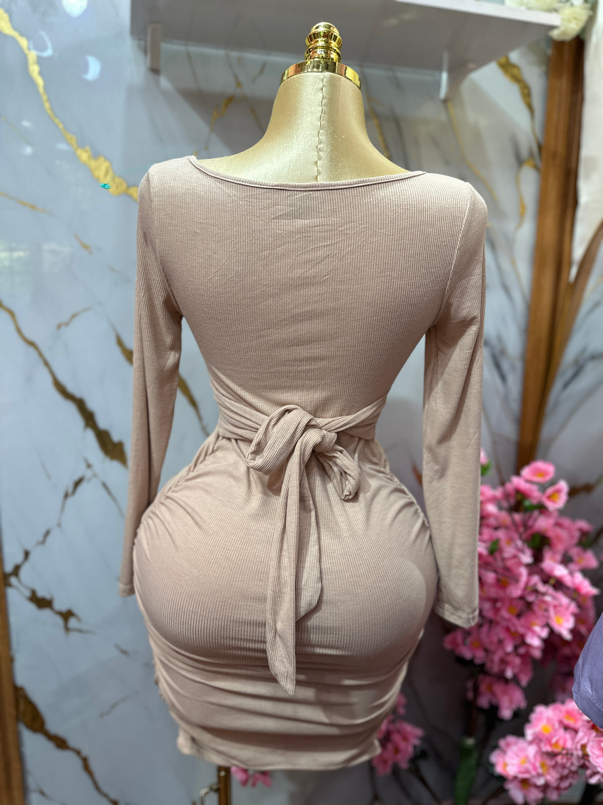 Vestido SHEIN ajustado de manga larga en tono beige con escote cuadrado y detalle fruncido a los lados