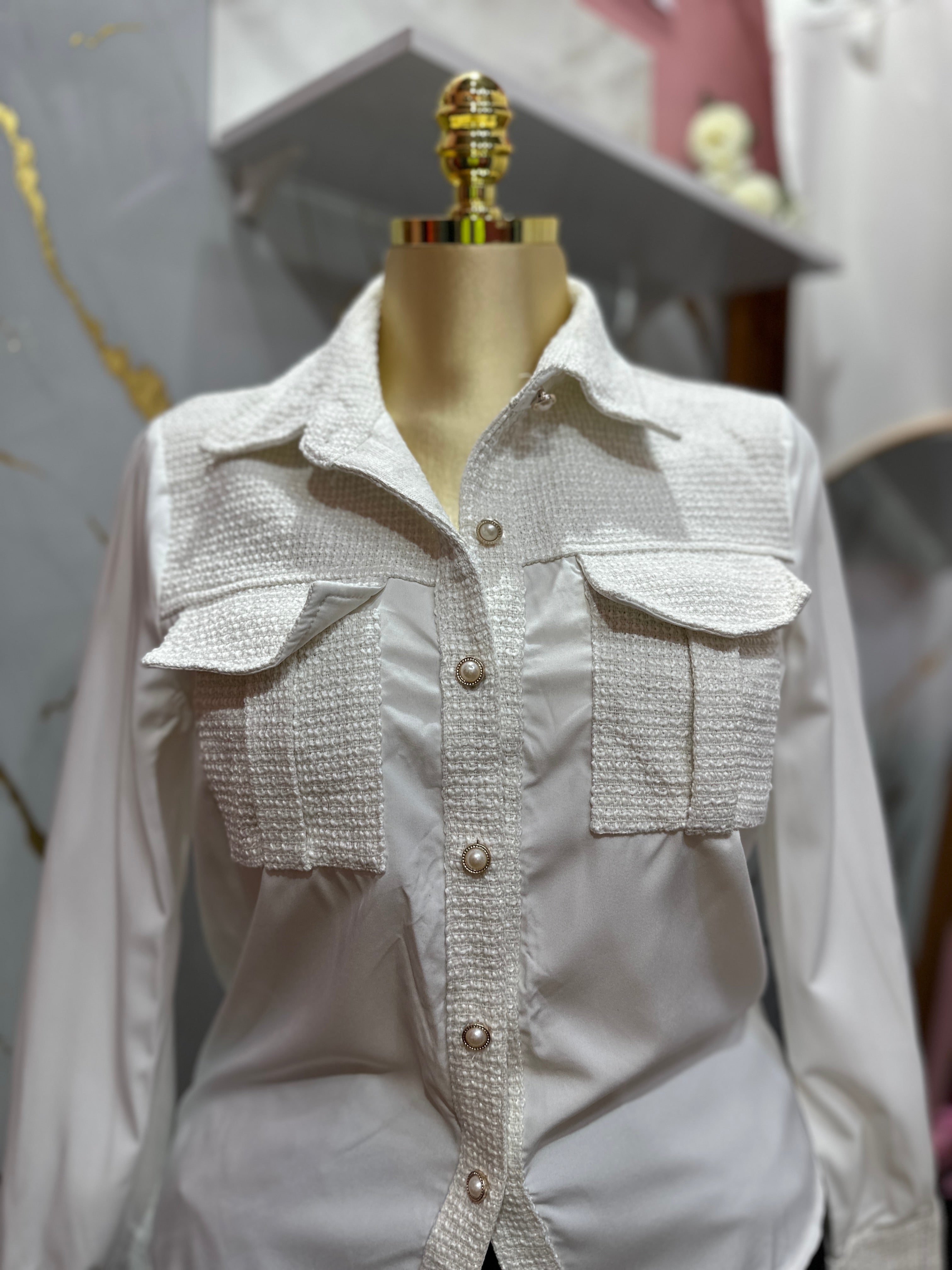 Blusa blanca fina con botones