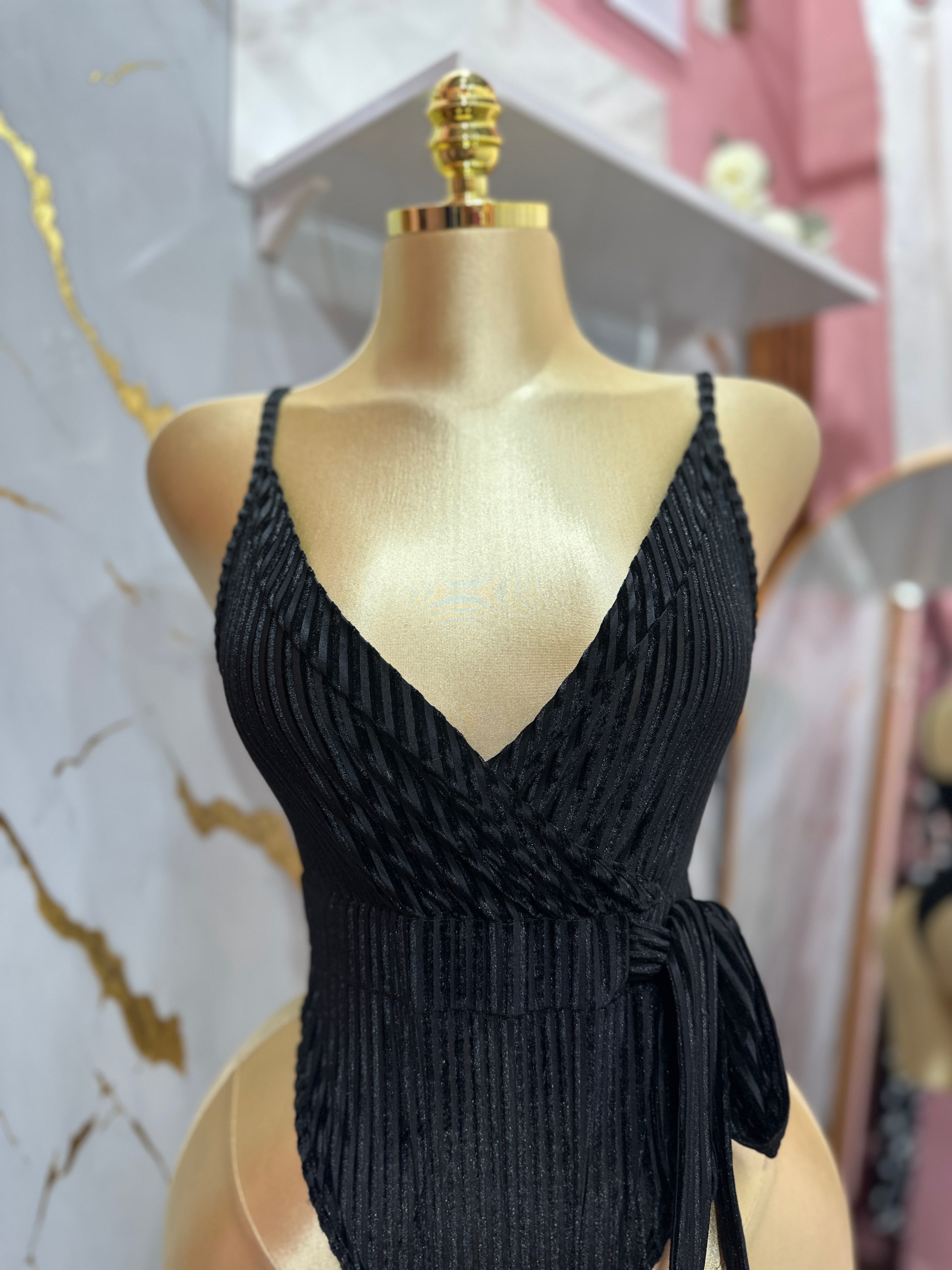 Body negro de tirantes con escote en V