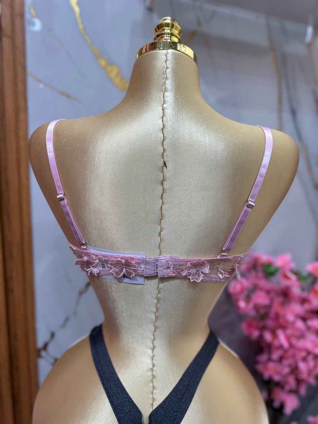 Brasier de malla rosa SHEIN con bordado floral cuenta con varilla