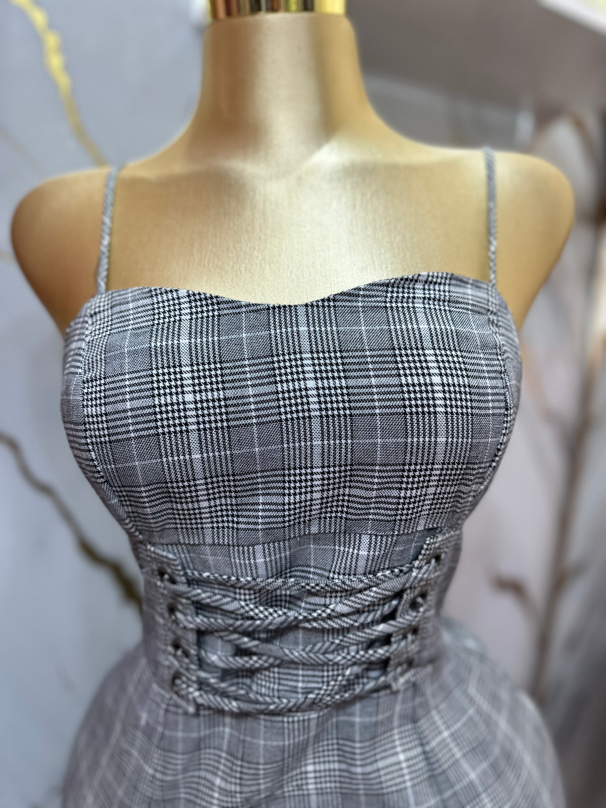 Vestido de cuadros gris con diseño de corset con cordones en la cintura