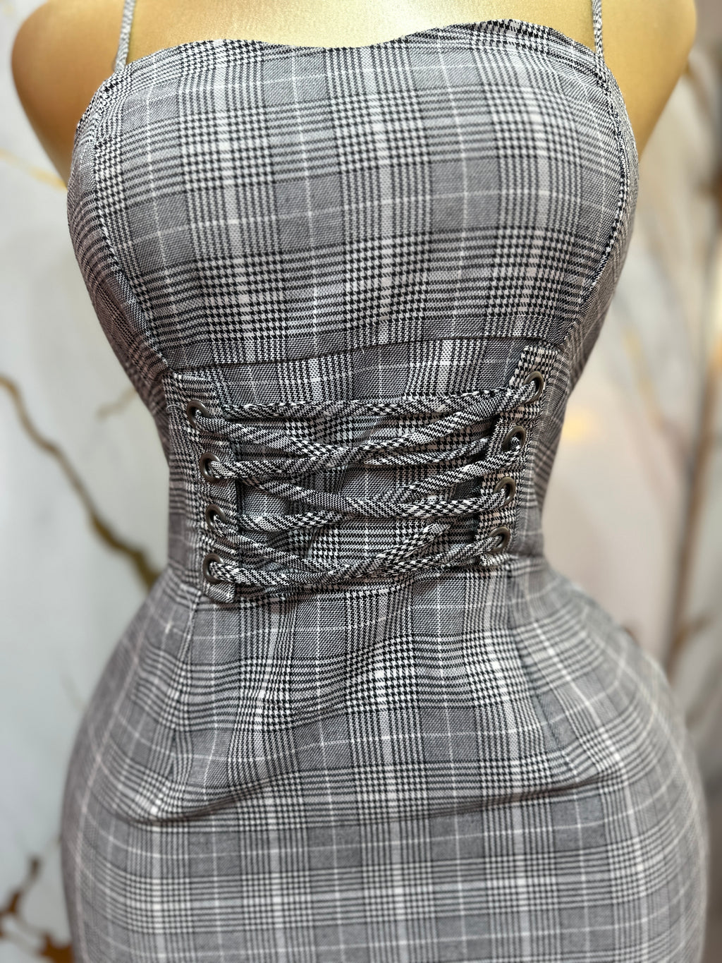 Vestido de cuadros gris con diseño de corset con cordones en la cintura