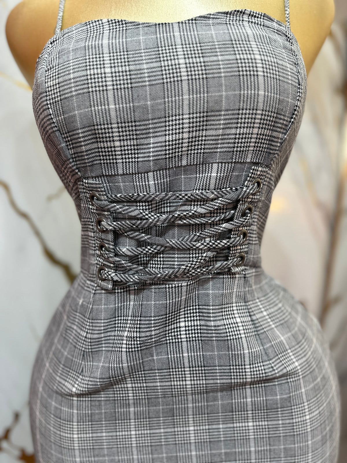Vestido de cuadros gris con diseño de corset con cordones en la cintura