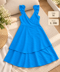Vestido corto azul con delicados volantes en los hombros y su falda en capas