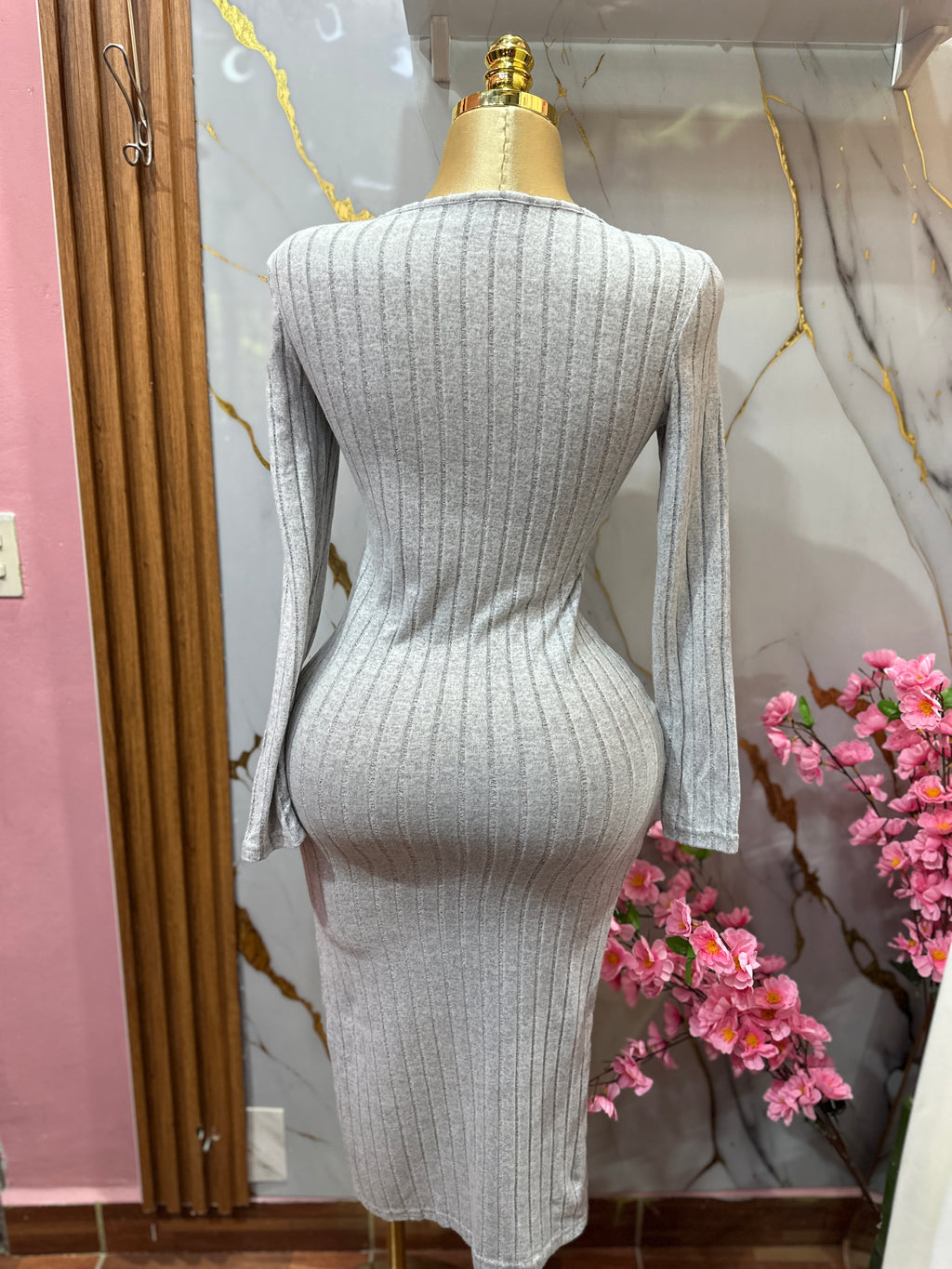 Vestido midi gris SHEIN de manga larga con un diseño de punto acanalado y corte ajustado