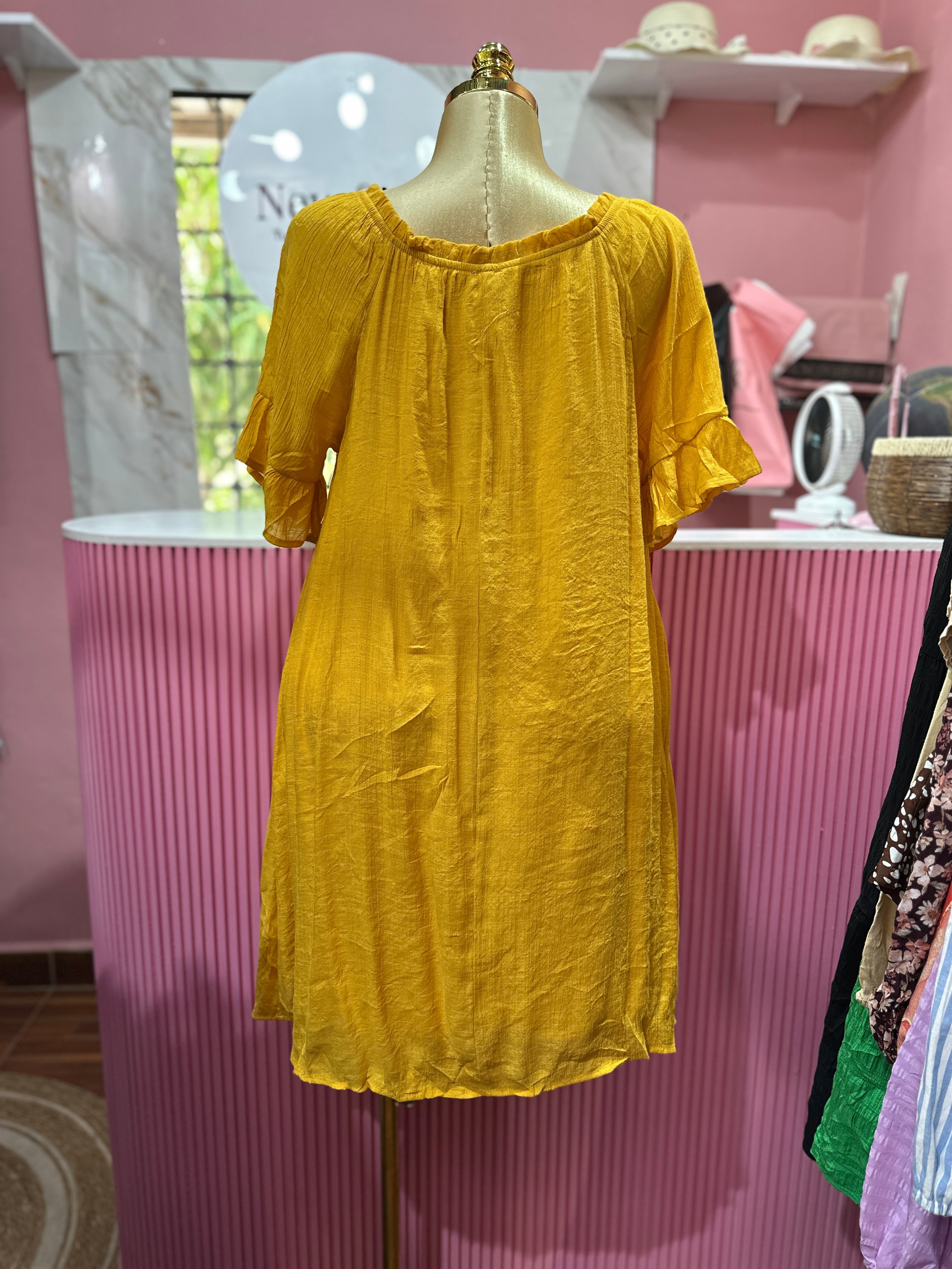 Vestido amarillo con mangas con volantes y cuello redondo