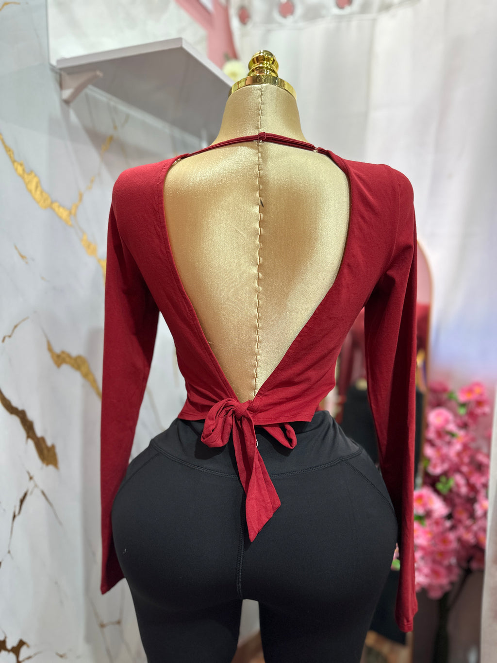 Blusa básica de manga larga color vino con escote en la espalda