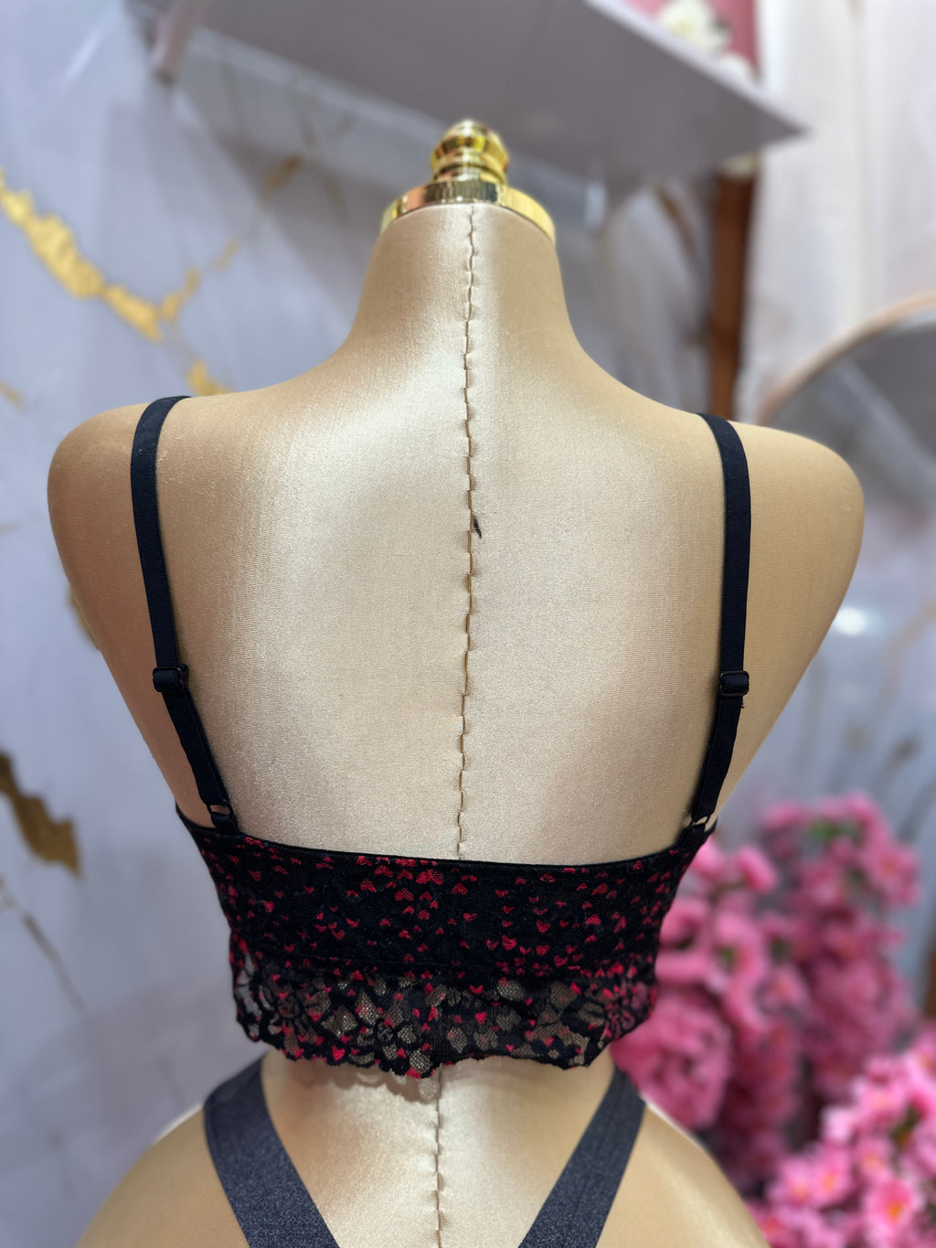 Bralette VICTORIA’S SECRET de encaje floral con estampado de corazones