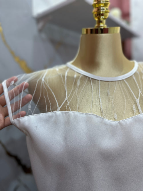 Blusa blanca casual con diseño de malla traslúcida en la parte superior