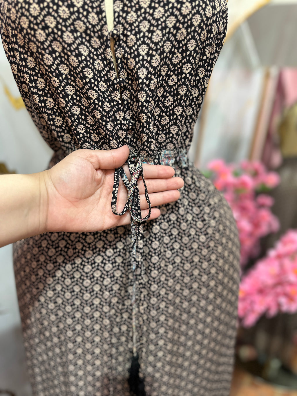 Vestido largo de botones frontales con estampado de tirantes con volantes