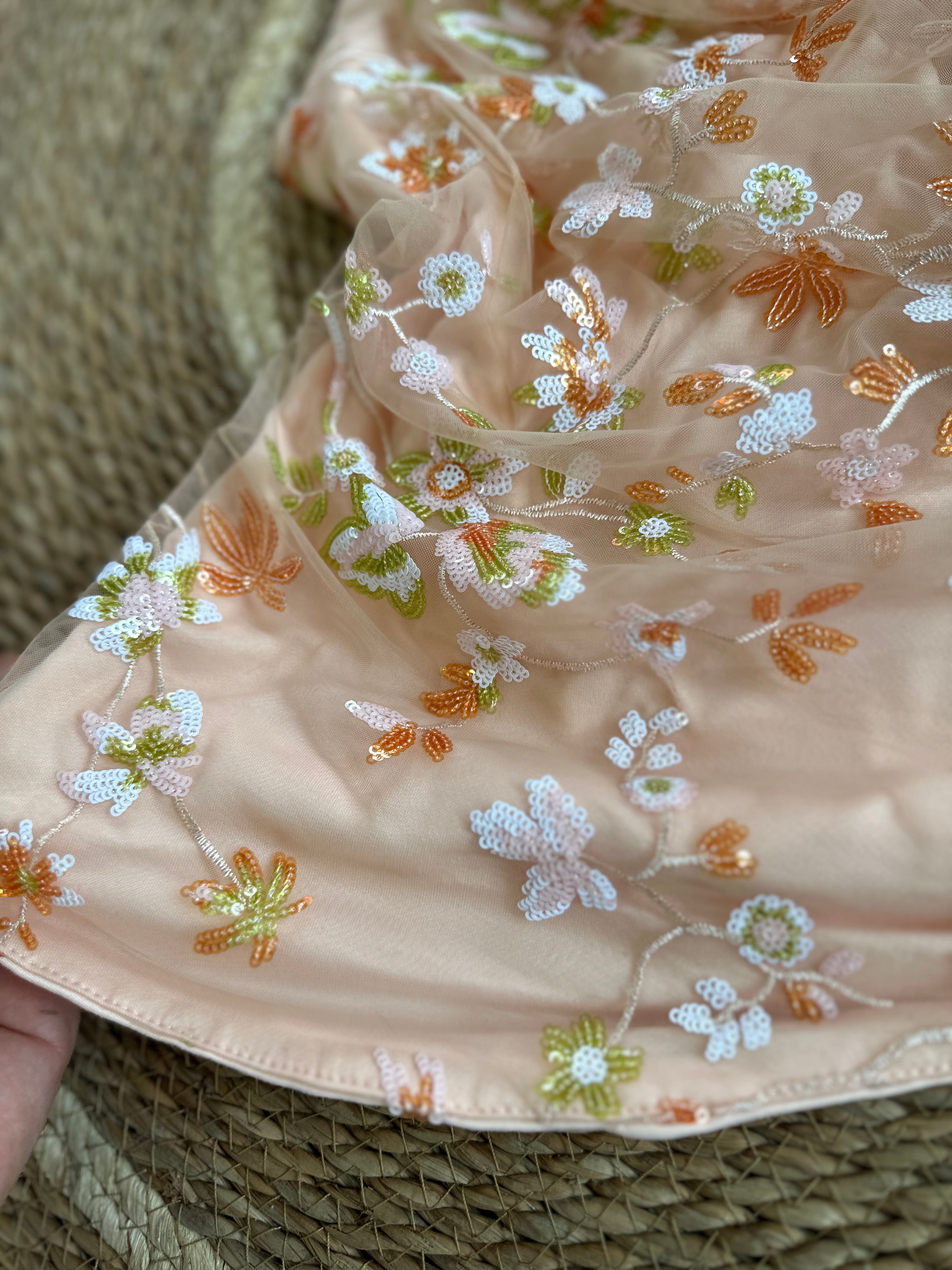 Blusa halter con bordado floral elegante