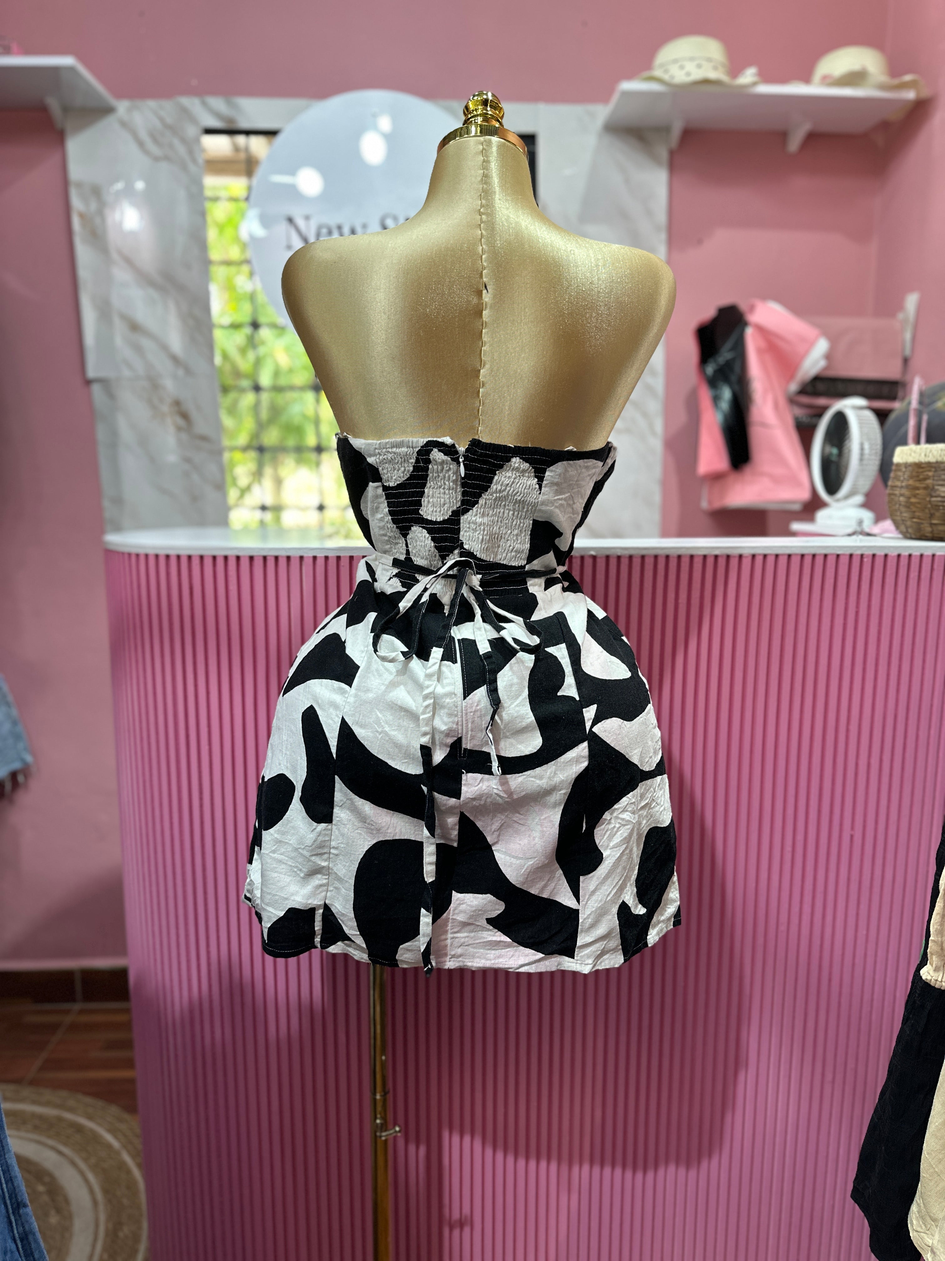 Vestido corto strapless con estampado abstracto en blanco y negro