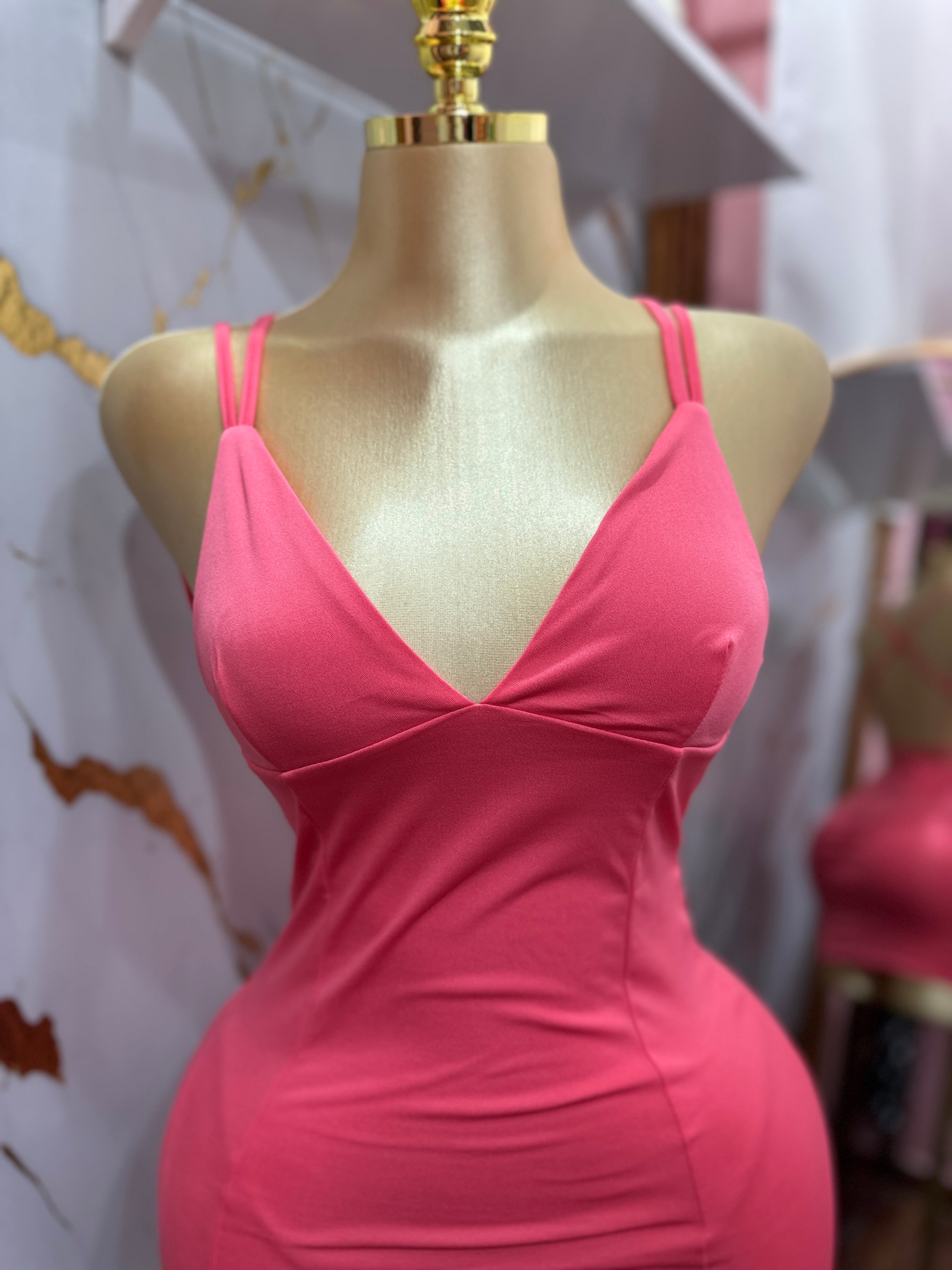 Vestido rosado corte con escote sexy en la espalda