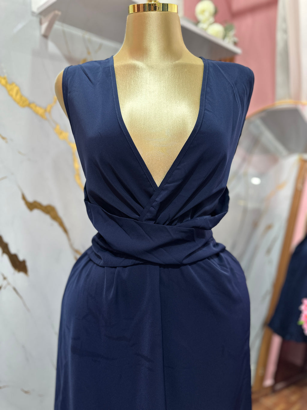 Vestido color azul marino con escote en V