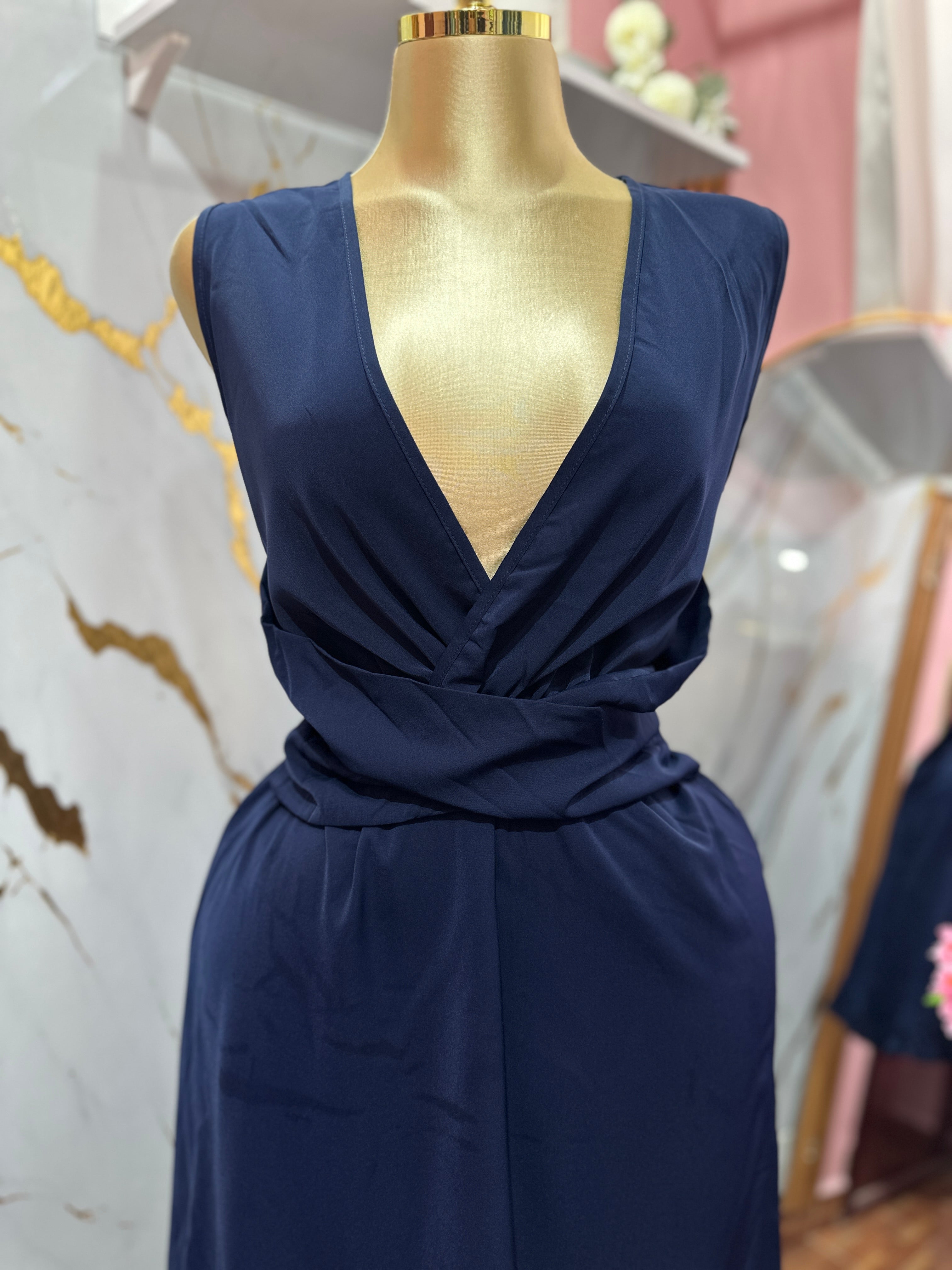 Vestido color azul marino con escote en V