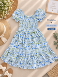 Vestido para niña color celeste con un delicado estampado floral azul de mangas abullonadas