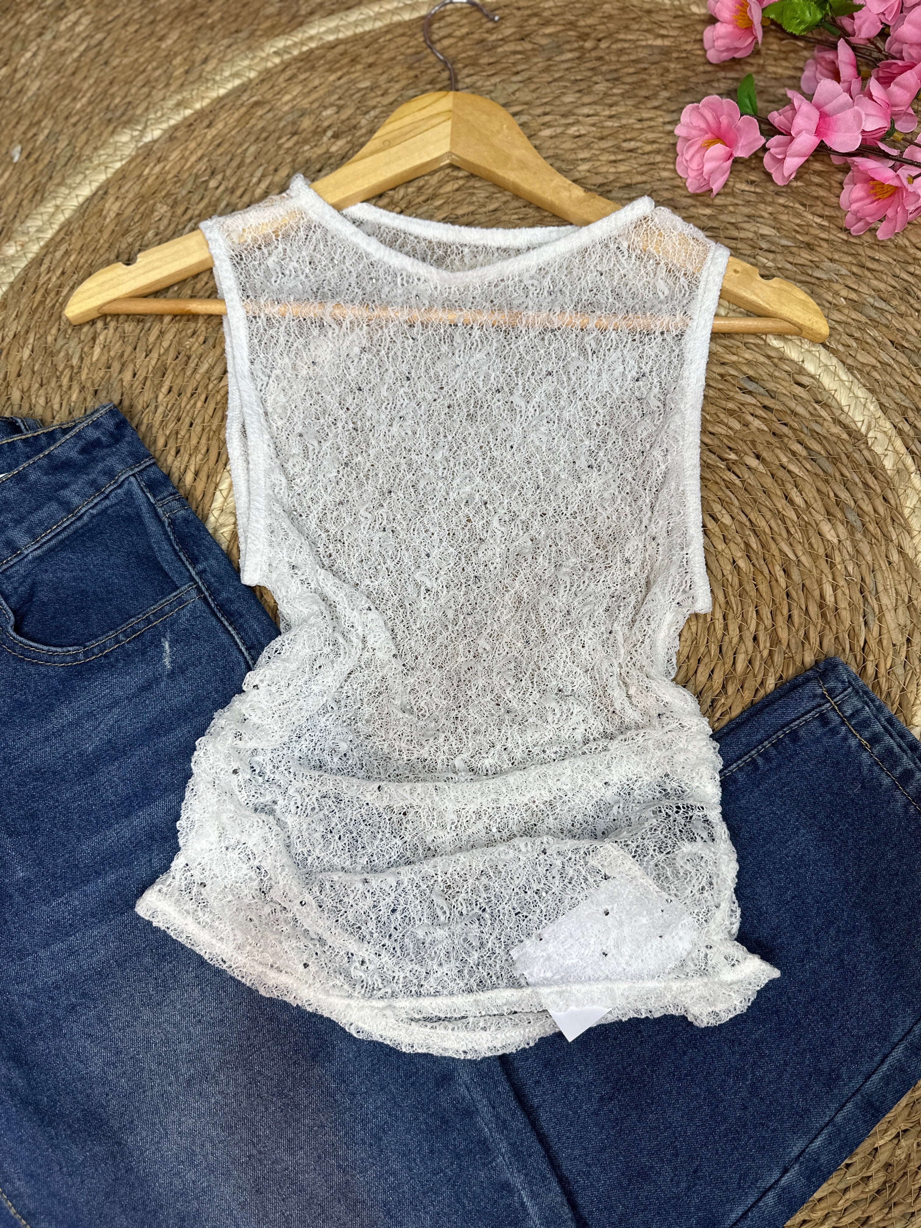 Blusa blanca de encaje suave