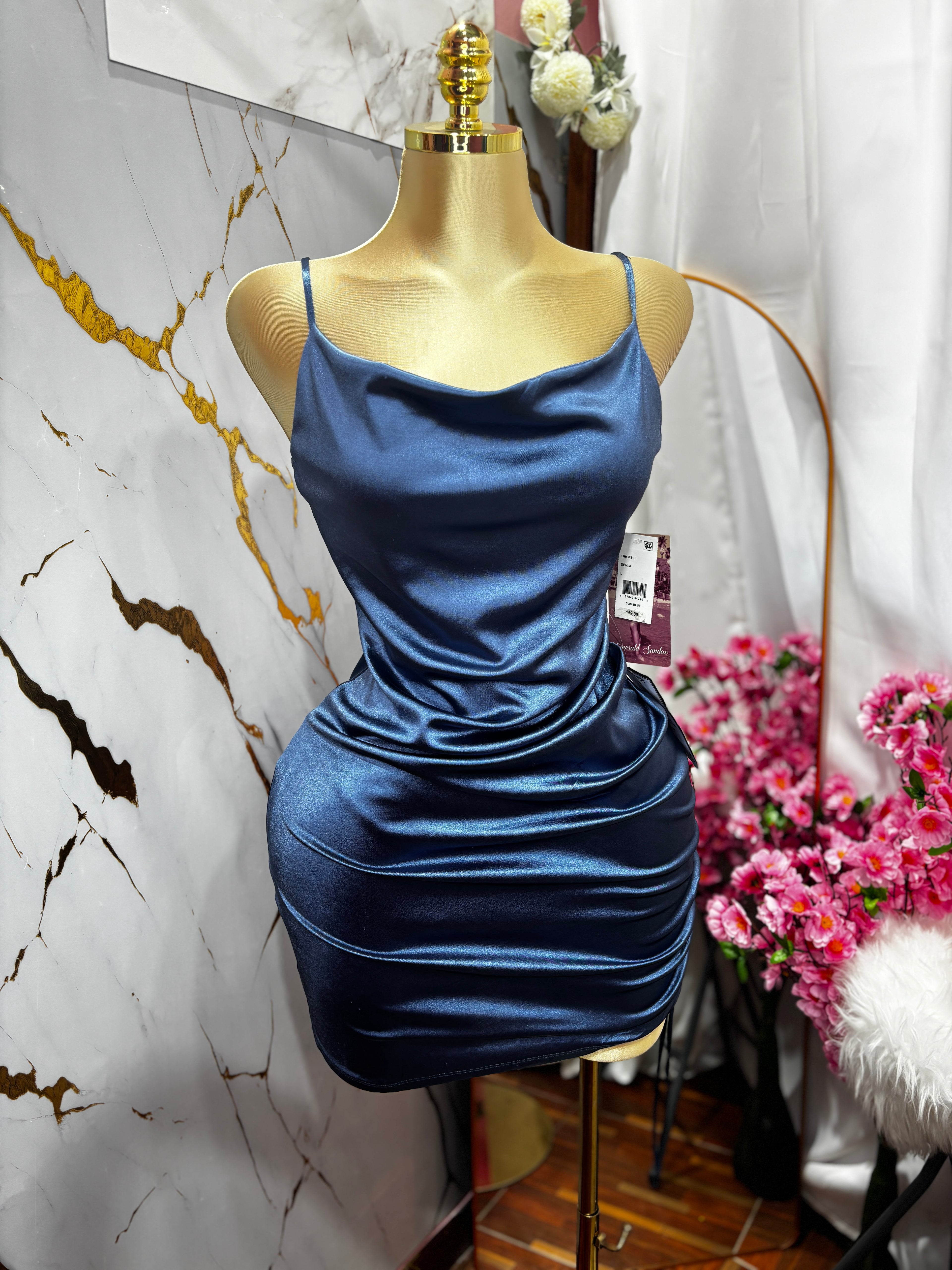 Vestido estilo de gala corto de tirantes pegado al cuarto