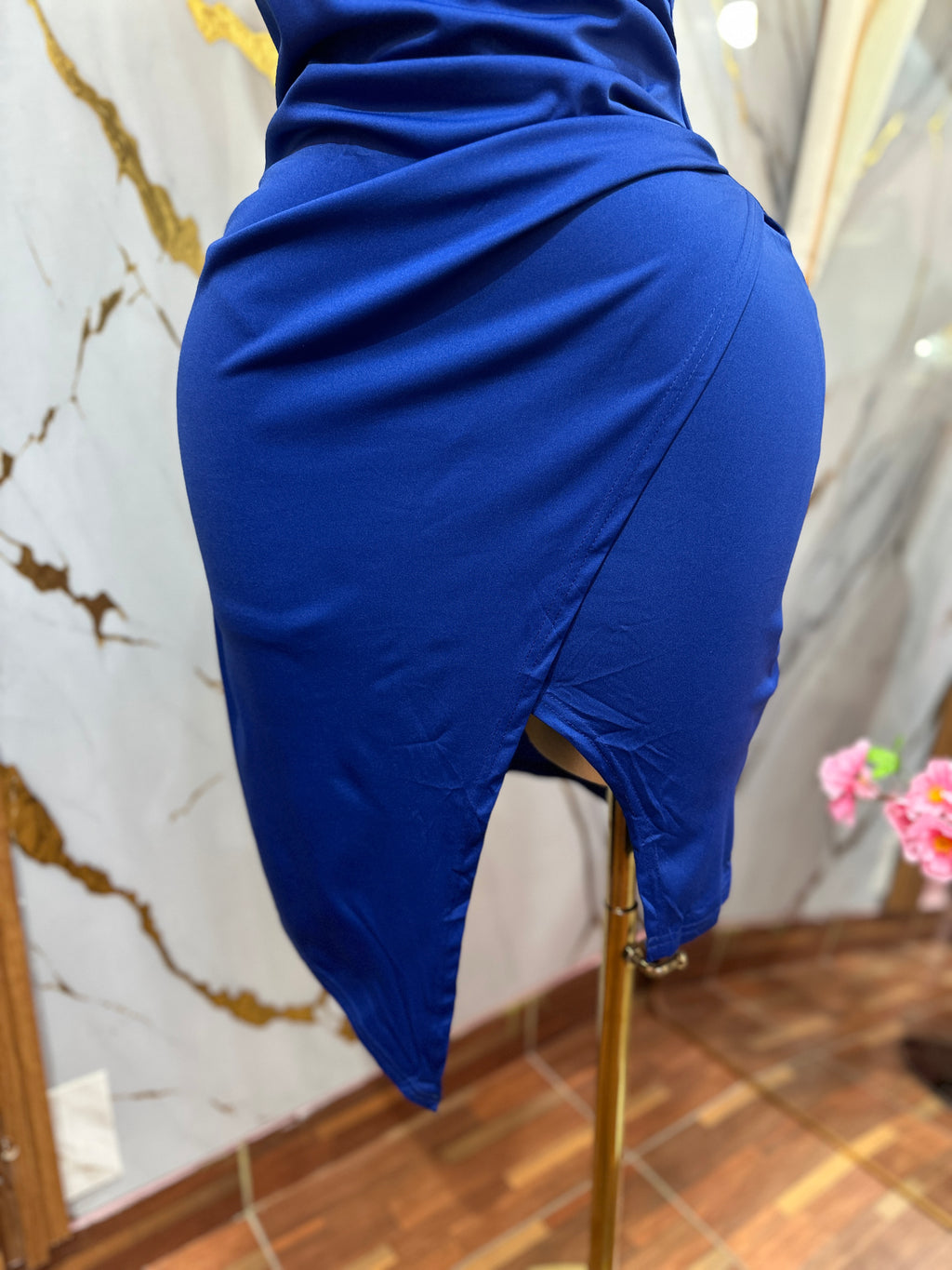 Vestido Corto azul rey presenta un diseño cruzado con drapeado asimétrico y tirantes finos