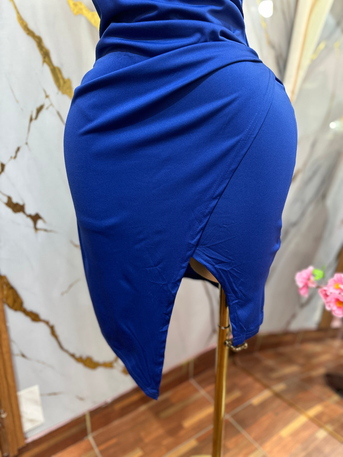 Vestido Corto azul rey presenta un diseño cruzado con drapeado asimétrico y tirantes finos