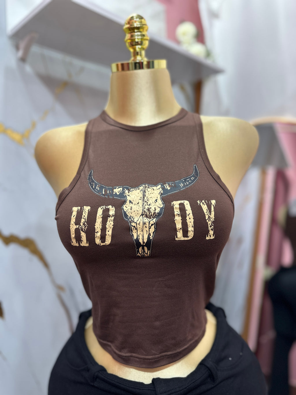 Camisa de tirantes marrón estilo country con cuello redondo