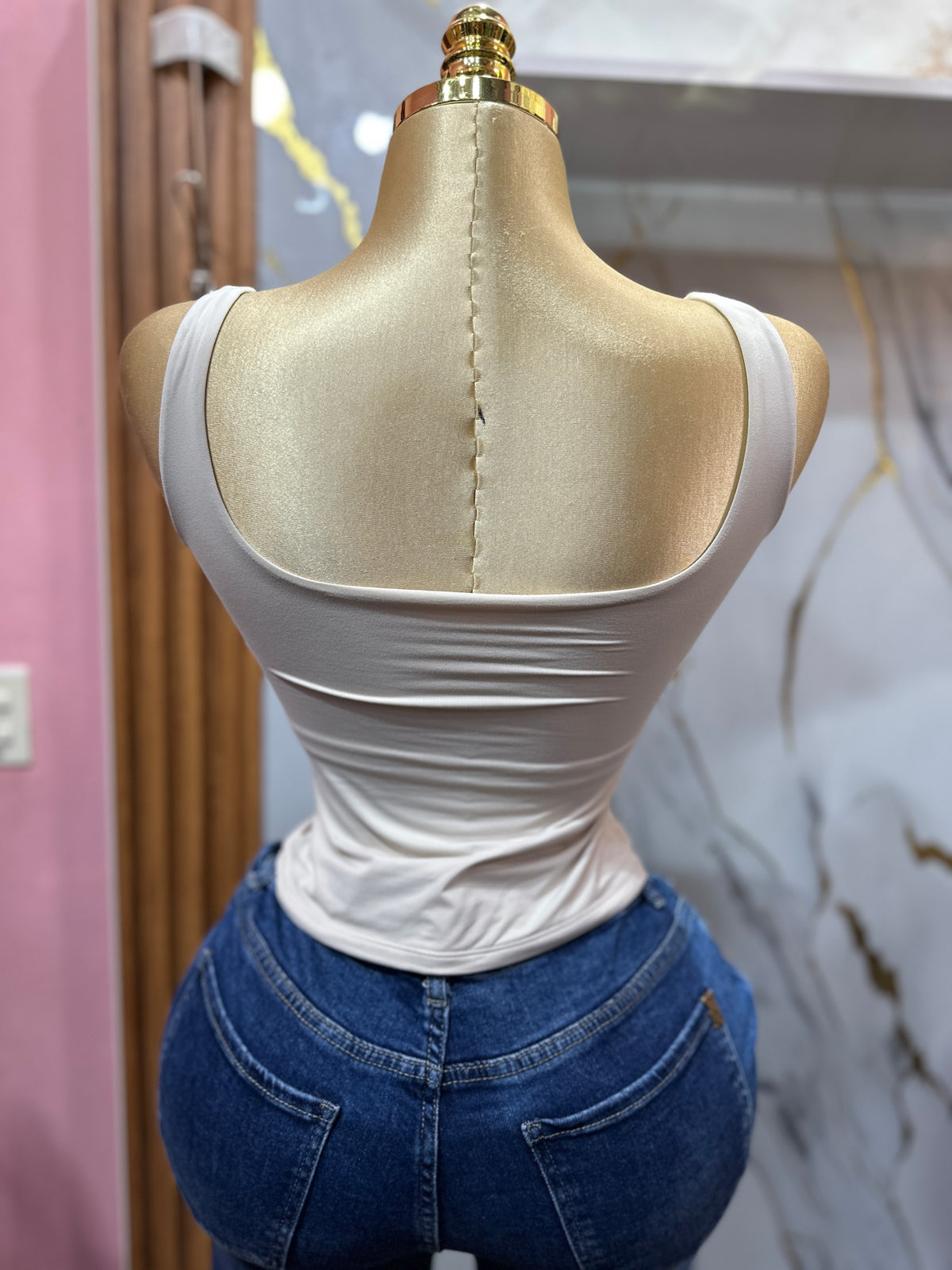 Top de tirantes color crema de cuello cuadrado con un ajuste entallado