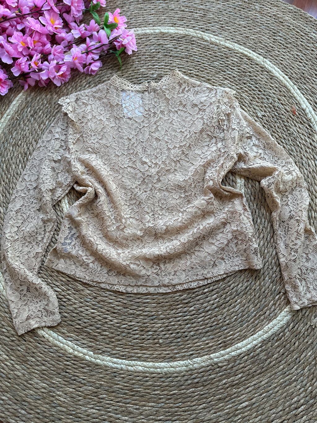 Blusa de Encaje floral translúcido Beige