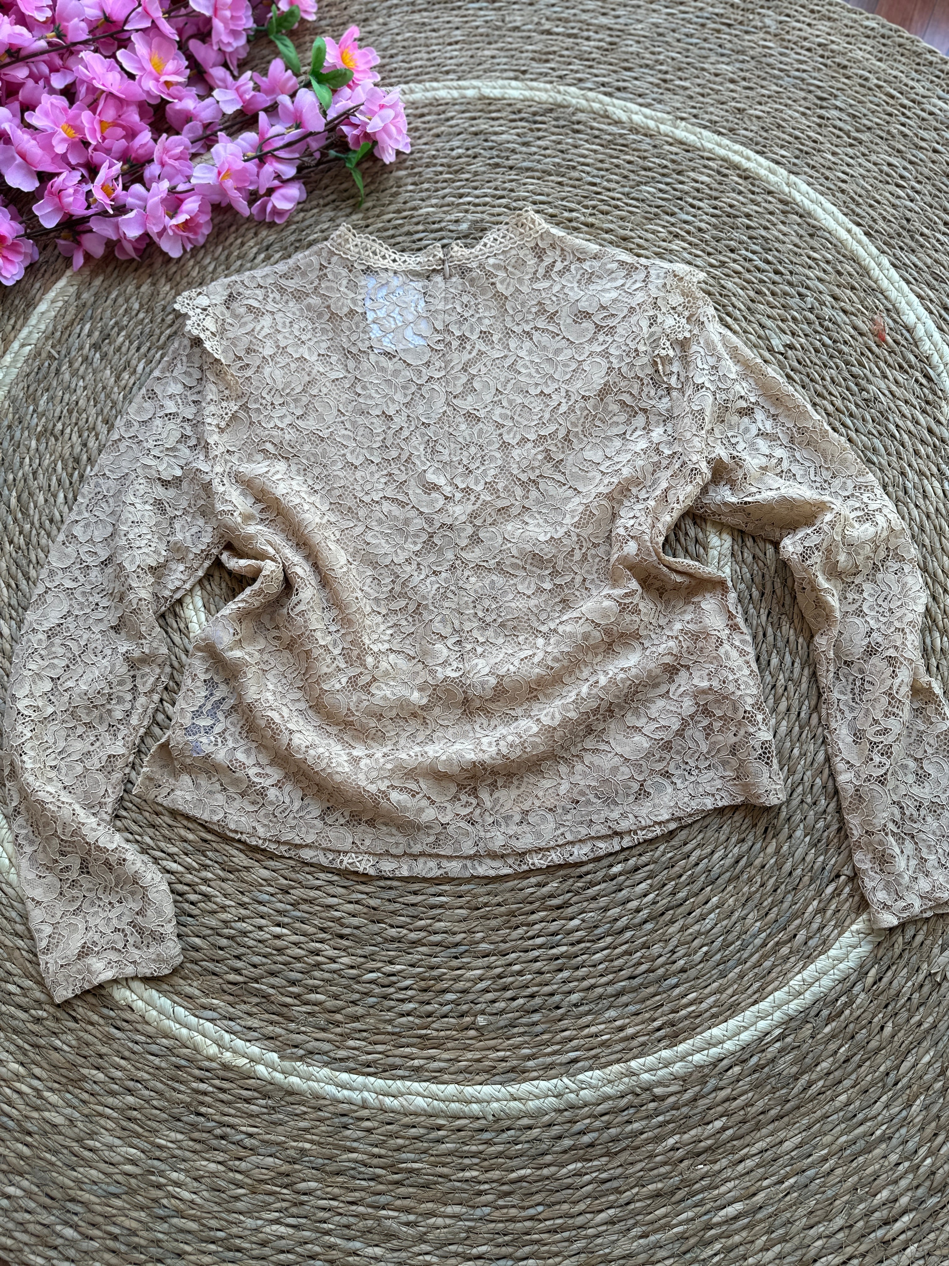 Blusa de Encaje floral translúcido Beige