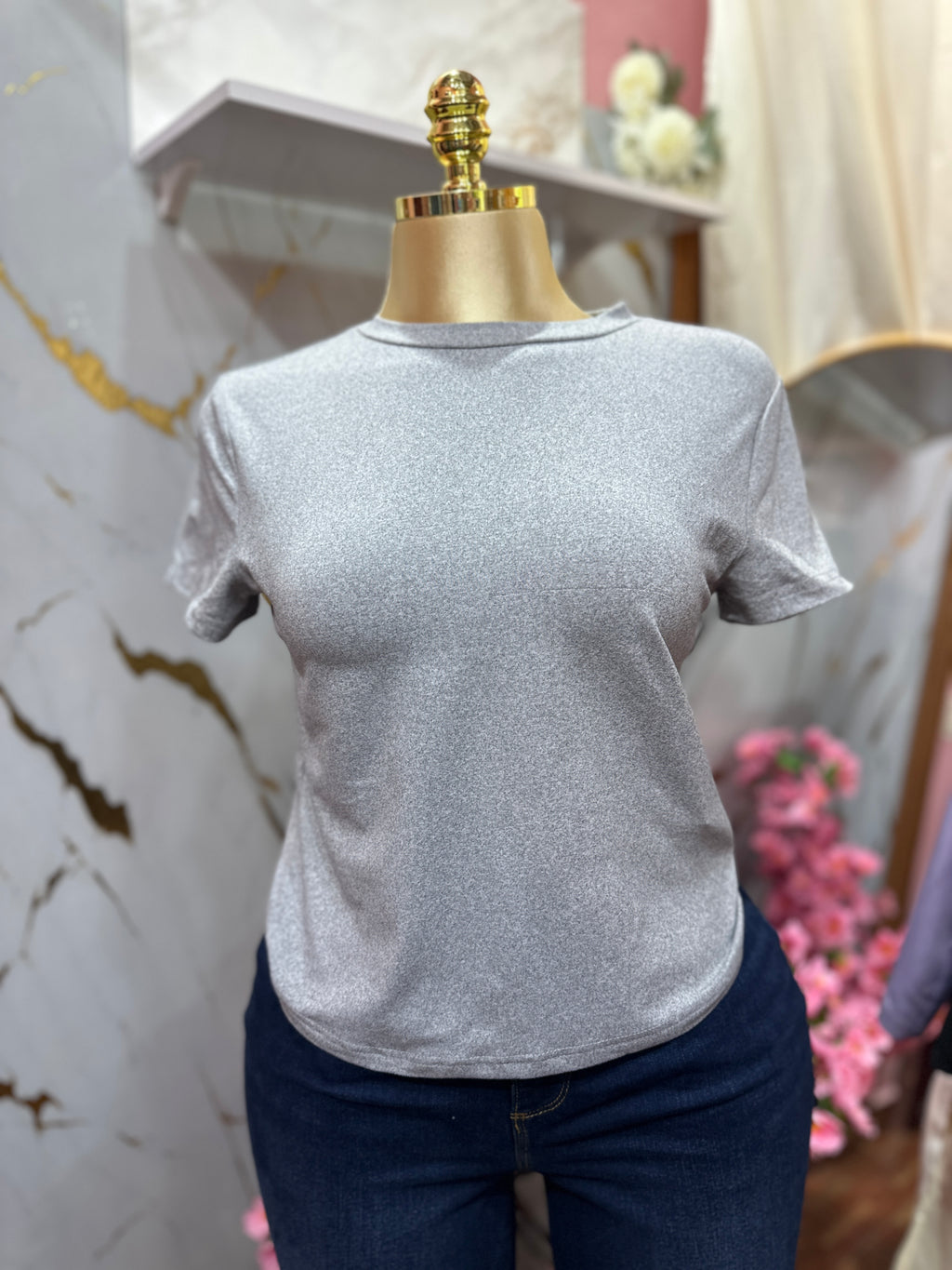 Camisa gris de manga corta con cuello redondo