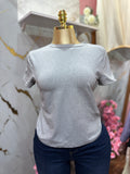 Camisa gris de manga corta con cuello redondo