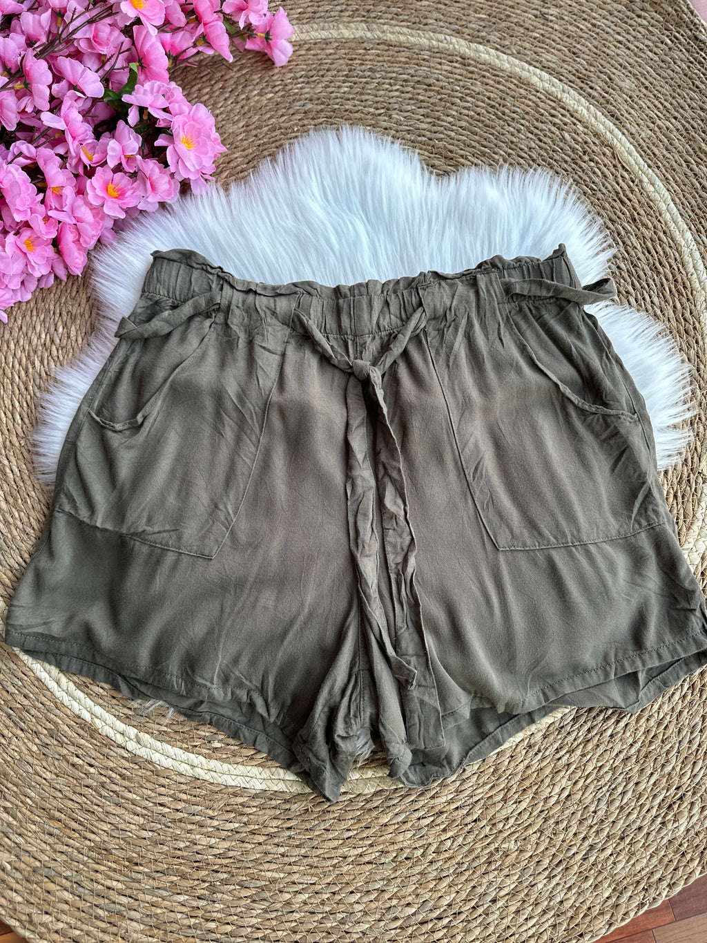 Short Corto Verde Militar Con Cintura Fruncida