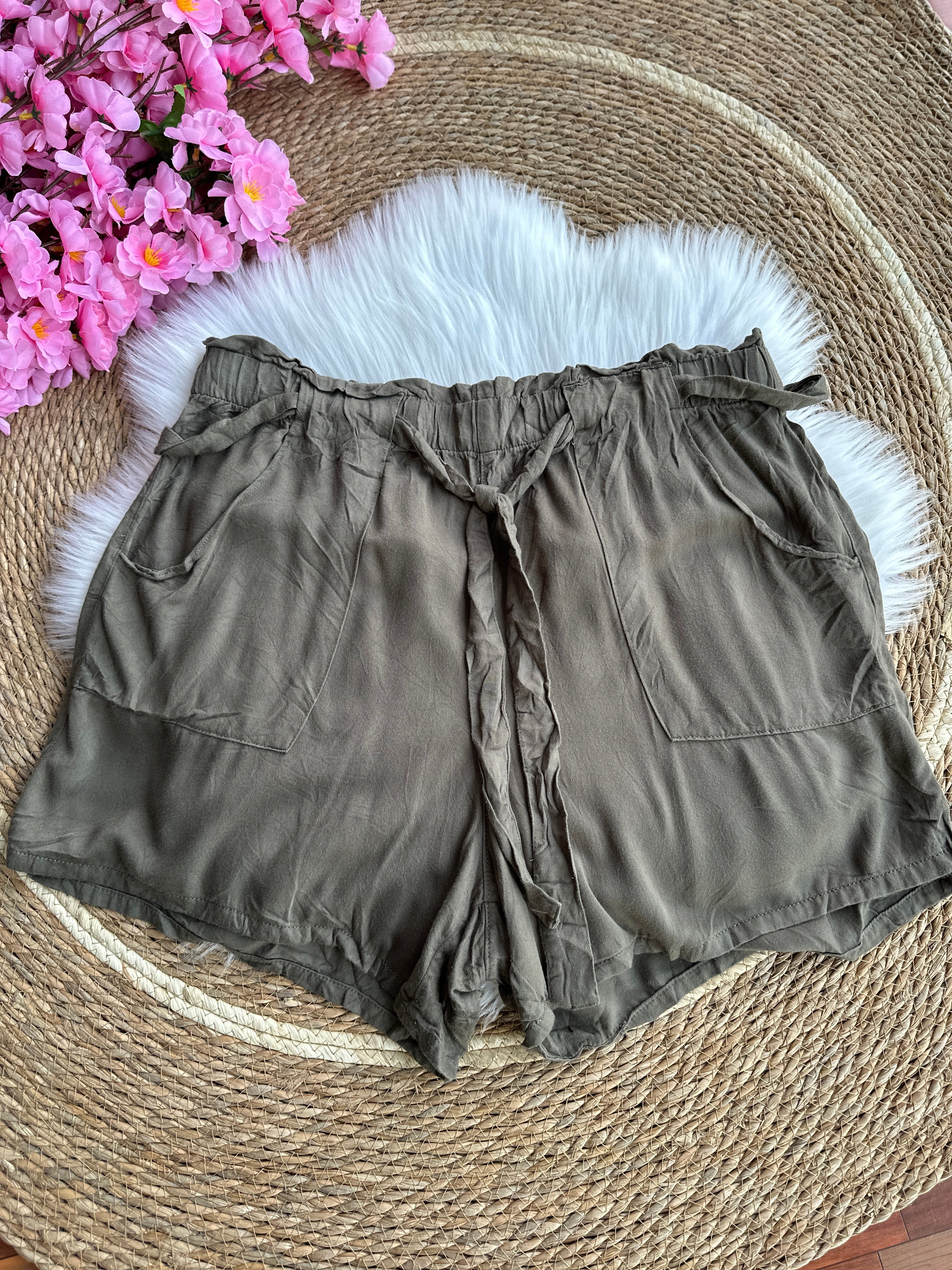 Short Corto Verde Militar Con Cintura Fruncida