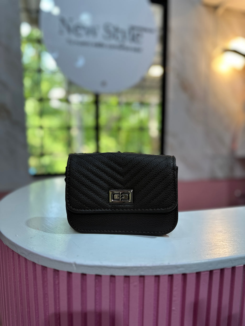 Mini cartera en color café oscuro y con correa ajustable