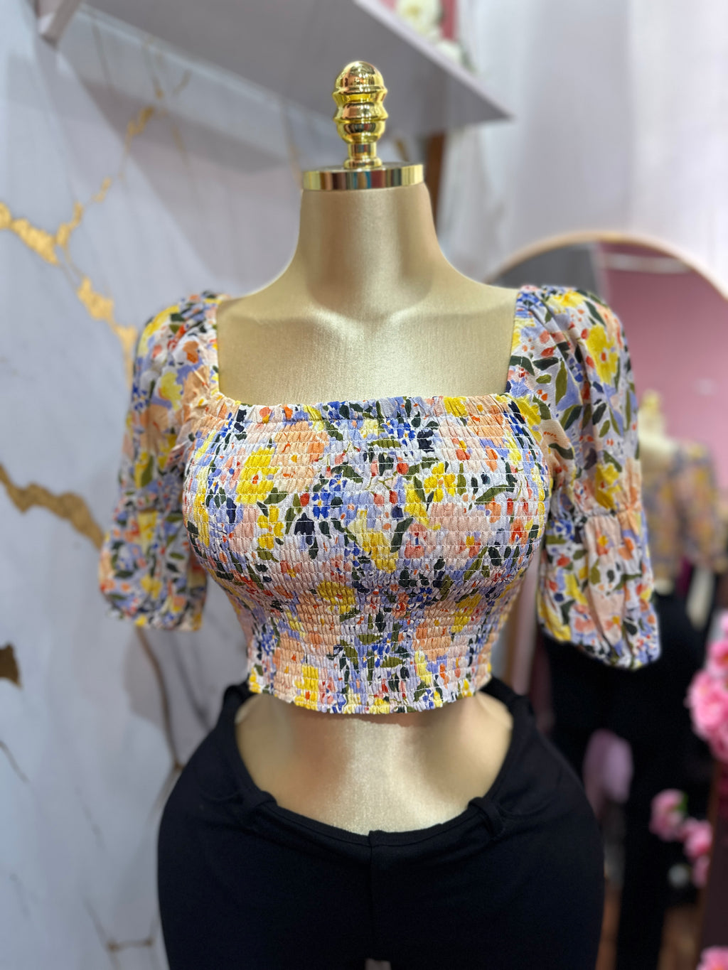 Crop top con estampado floral multicolor y diseño fruncido