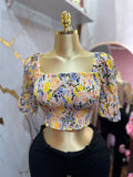 Crop top con estampado floral multicolor y diseño fruncido