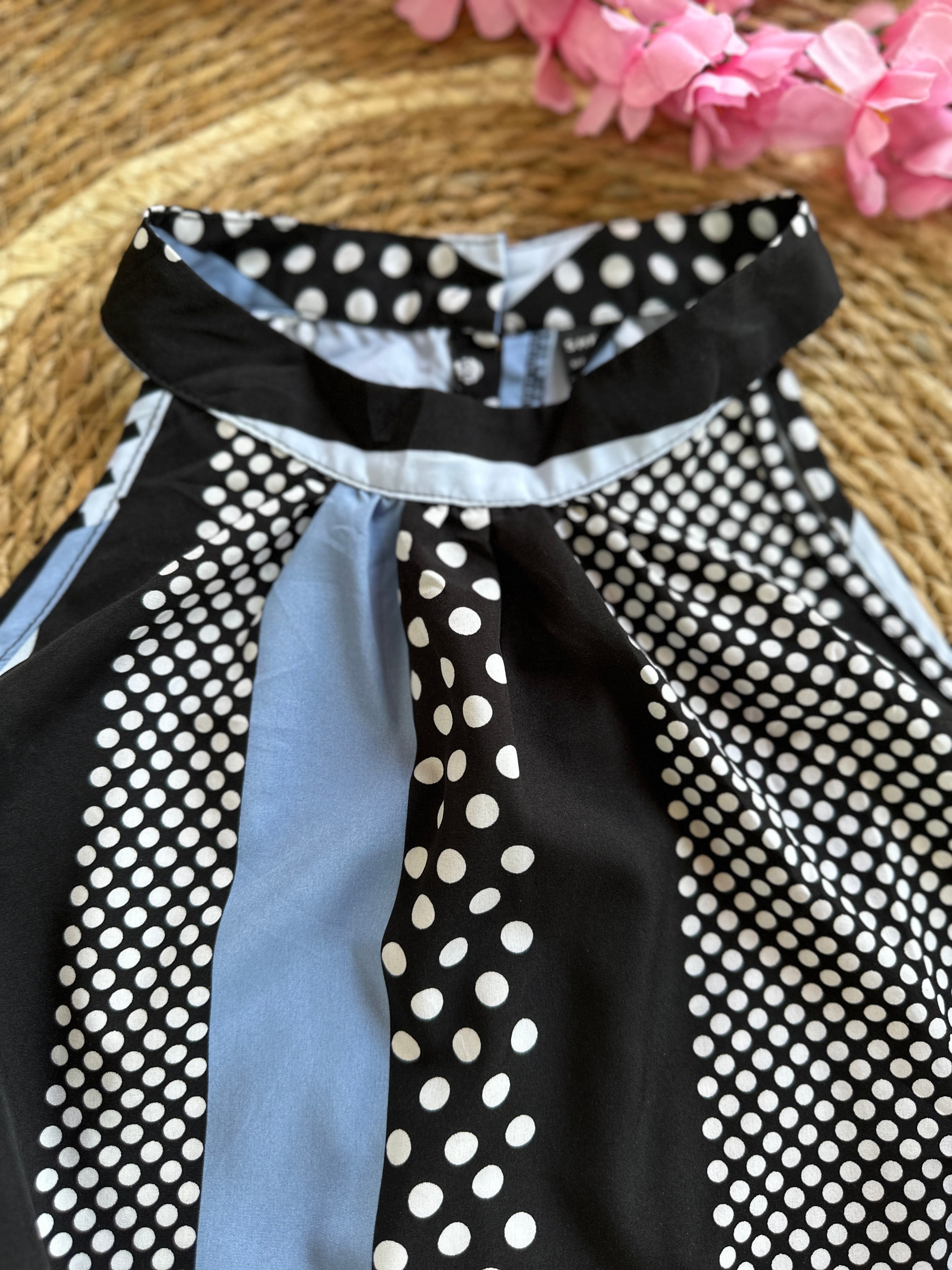 Blusa de cuello alto con estampado de puntitos