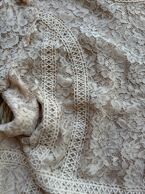 Blusa de Encaje floral translúcido Beige