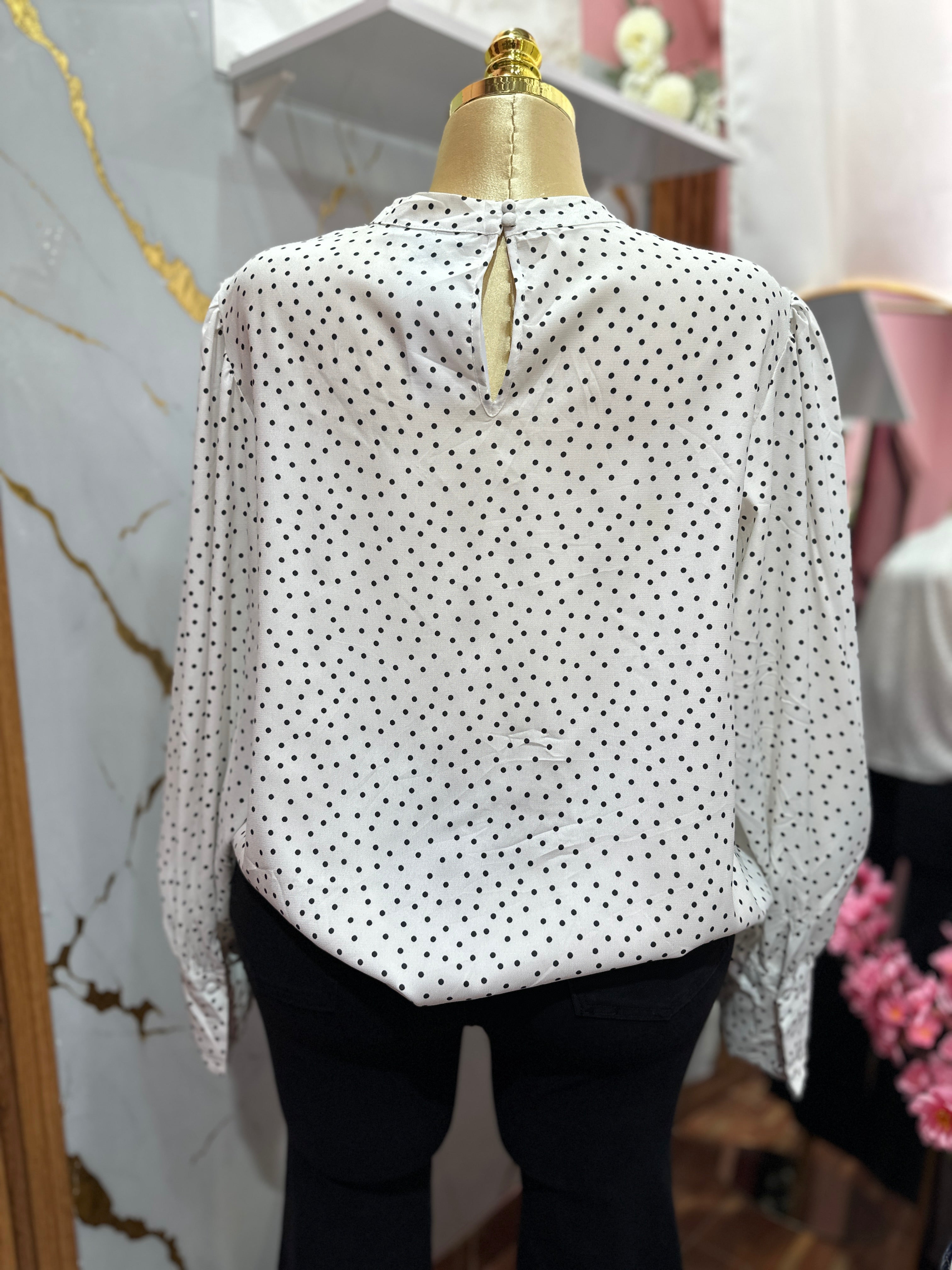 Blusa manga larga blanca de puntitos