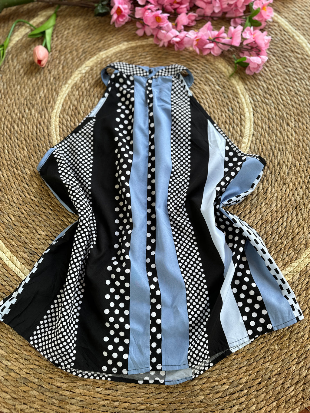 Blusa de cuello alto con estampado de puntitos