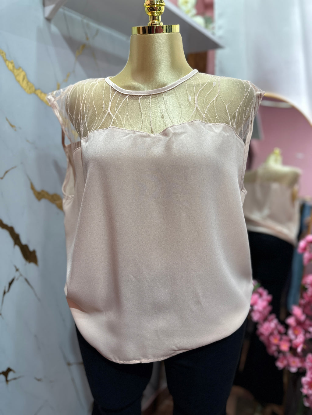 Blusa casual con diseño de malla traslúcida en la parte superior