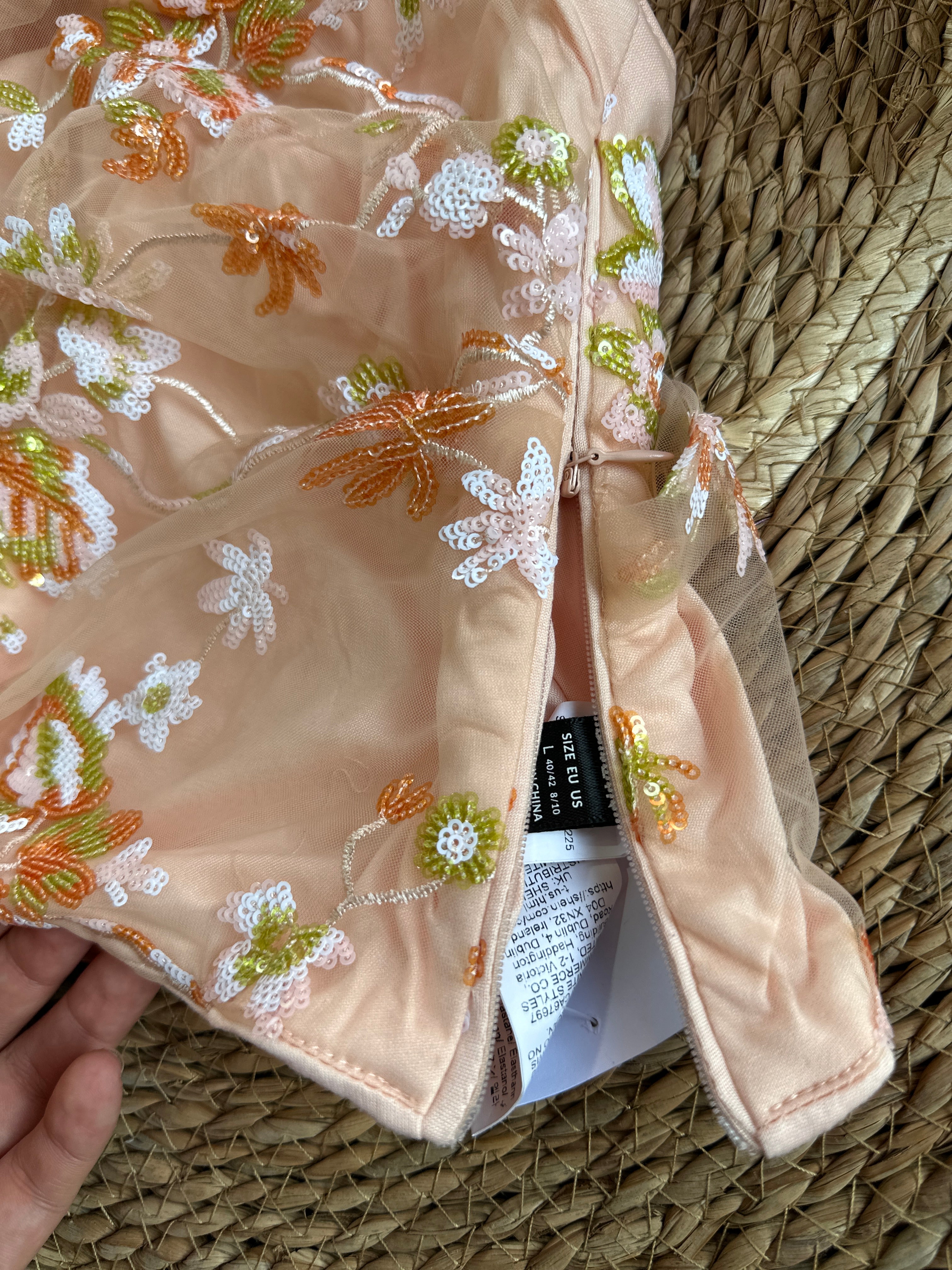 Blusa halter con bordado floral elegante