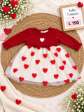 Vestido rojo de manga larga con una falda de tul blanca con estampado de corazones