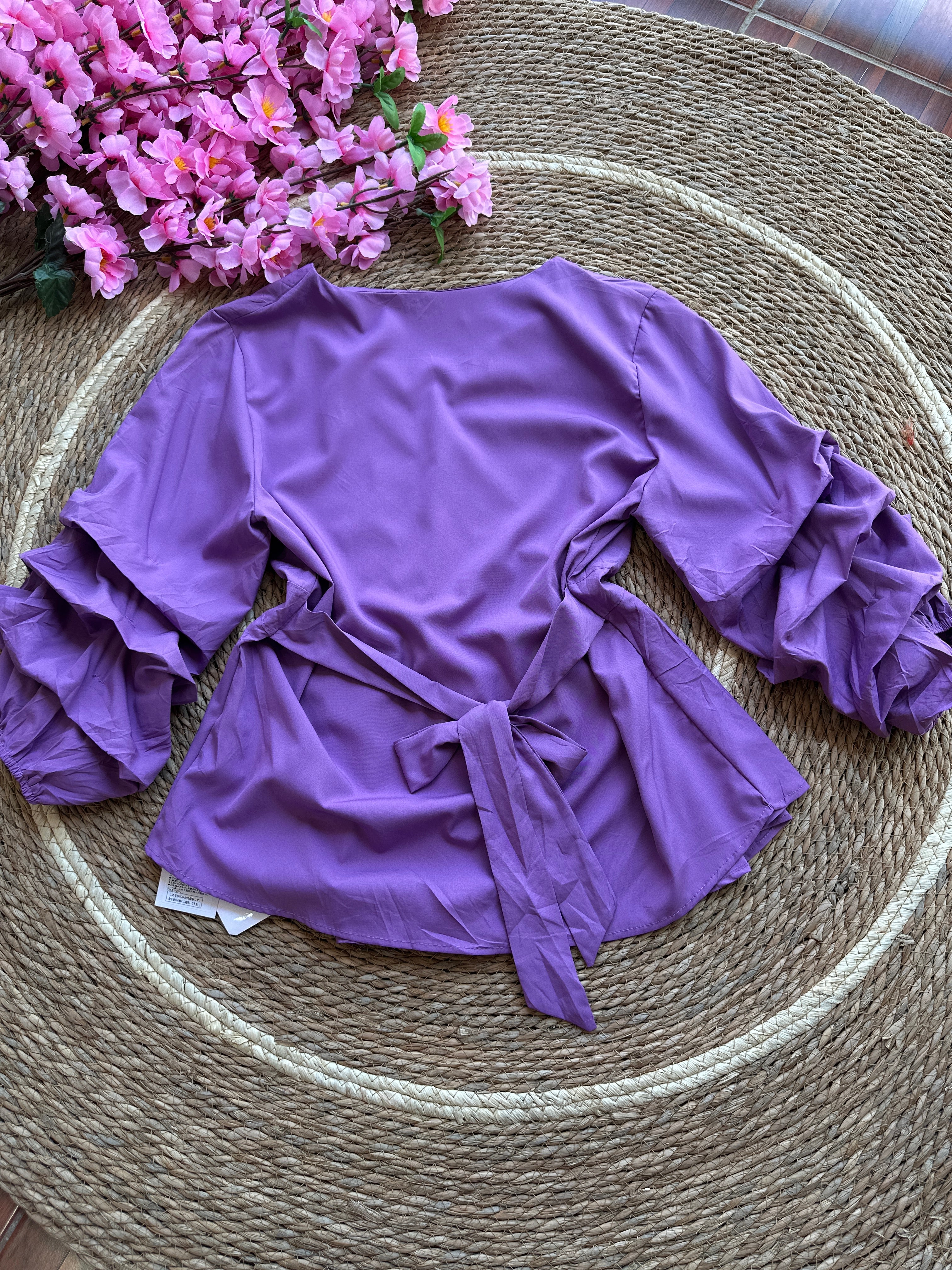 Blusa Peplum Morada con Mangas de Volantes